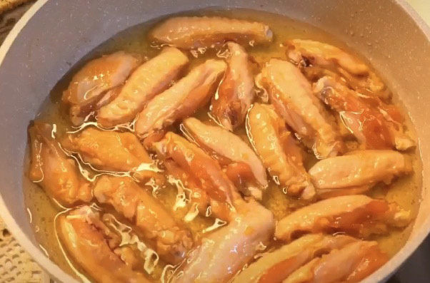 蒜香鸡翅,锅里放一层薄油，不需要油炸是不是感觉特好，腌制好的鸡翅放锅里煎，慢慢煎也可以煎出颜色好看的鸡翅。