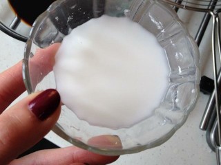 糖醋莲藕,再调一碗水淀粉，不用太多，如图这样