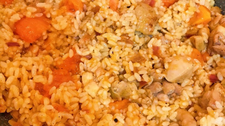 咖喱鸡肉焗饭,将米饭倒进去翻炒均匀，可以尝一下味道，根据个人口味适量调整盐量