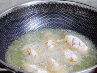 蒜香鸡翅,锅中倒入适量的食用油烧至6成热时，放入鸡翅