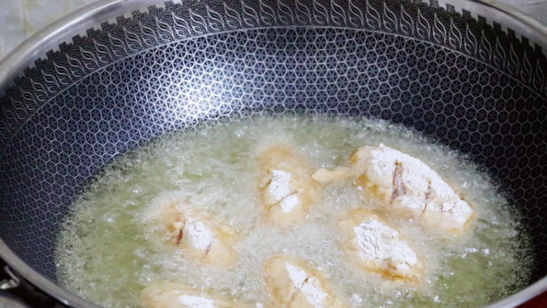 蒜香鸡翅,锅中倒入适量的食用油烧至6成热时，放入鸡翅