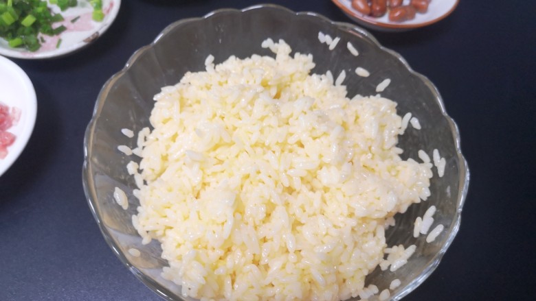 青菜炒饭,每粒米饭裹着蛋液