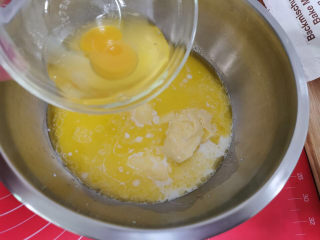 葡萄干司康饼干,牛奶倒入盆中，加黄油，鸡蛋拌匀