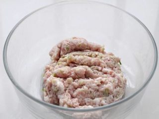 莲藕饼,将猪肉洗净切小块，连同葱、姜一起放进绞肉机里打成肉糜。