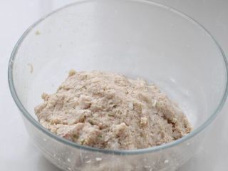 莲藕饼,用筷子将食材和调味料搅拌均匀，也可以戴一次性手套抓匀。