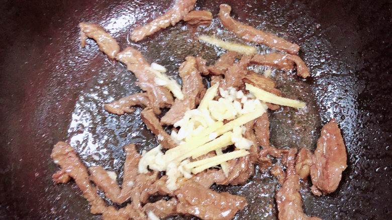 莴笋炒牛肉,将牛肉中的水分炒掉，加入姜蒜翻炒均匀。
