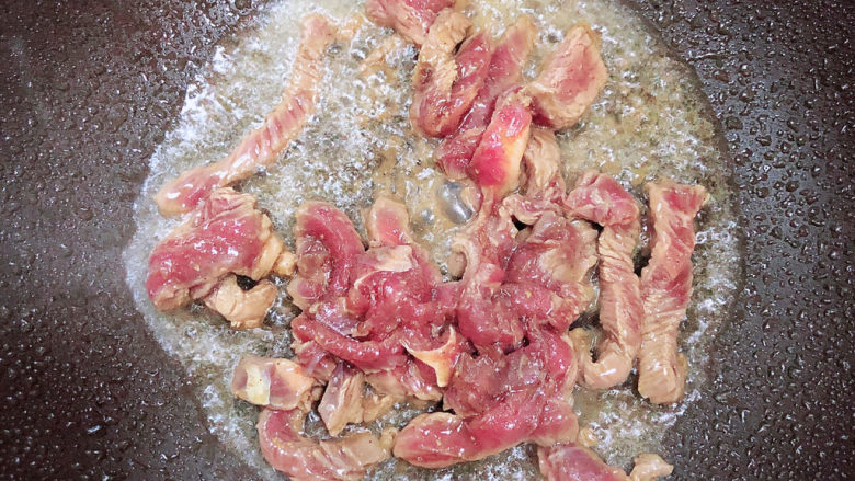 莴笋炒牛肉,锅中倒入油，加热至五成热，放入牛柳翻炒均匀。