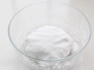 水晶蒸饺,晾至不烫手的状态后揉成光滑的面团，盖湿布或保鲜膜静置一旁醒面。