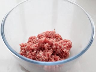 水晶蒸饺,猪肉和姜一同放进绞肉机中，打成肉馅取出。