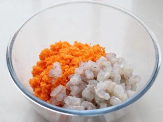 水晶蒸饺,再将切碎的胡萝卜和虾仁放进去，虾仁不要切太碎。