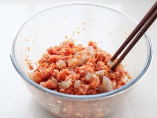 水晶蒸饺,然后调入生抽和盐，用筷子搅拌至上劲的粘稠状态，馅料就调好了。