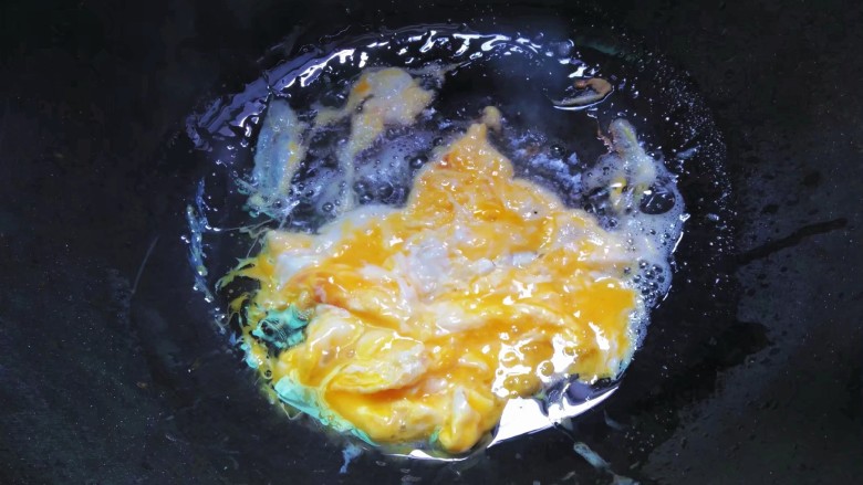 青菜炒饭,鸡蛋下锅煎至成形