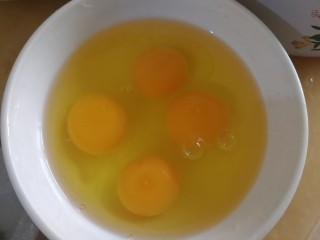 西兰花炒鸡蛋,鸡蛋比较小，用了4个，打入碗里。
