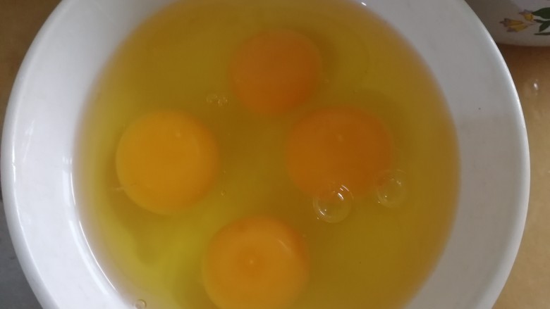 西兰花炒鸡蛋,<a style='color:red;display:inline-block;' href='/shicai/ 9'>鸡蛋</a>比较小，用了4个，打入碗里。