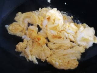 西兰花炒鸡蛋,热锅倒入适量油，倒入蛋液文火炒散。