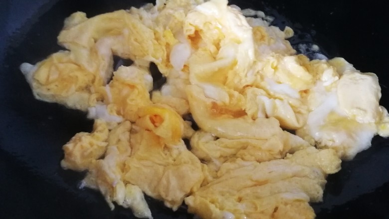 西兰花炒鸡蛋,热锅倒入适量油，倒入蛋液文火炒散。