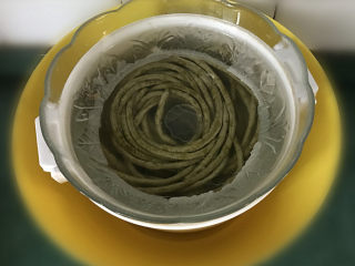 酸豆角炒肉末,腌制3~4天后豇豆已由绿色变黄，碗底也逐渐长出白色盐沫