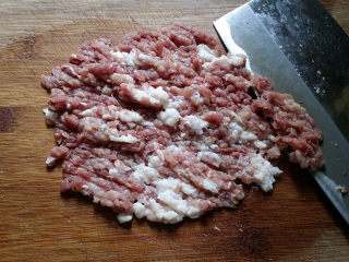 酸豆角炒肉末,猪肉洗净沥干，再用刀剁成肉沫