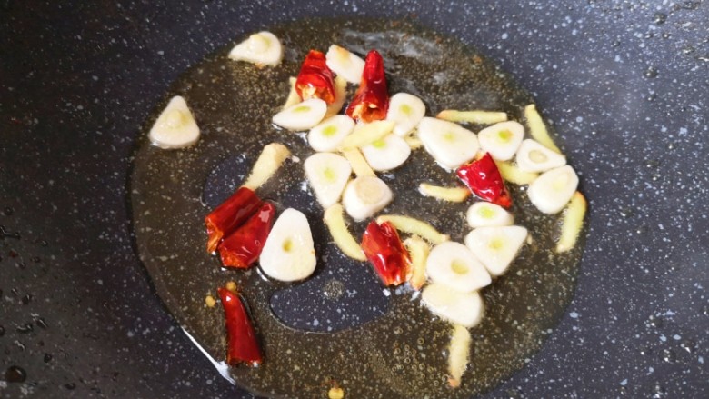 雪菜肉丝面,锅内重新倒入食用油烧热，下入蒜片姜丝和干红辣椒炒香。 