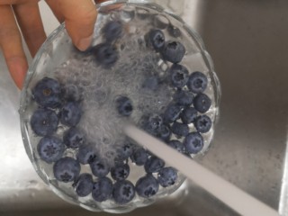 鲜榨蓝莓汁,利用烧水时间，清洗蓝莓几遍