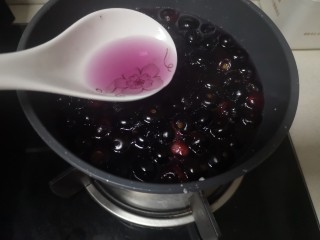 鲜榨蓝莓汁,煮半分钟左右