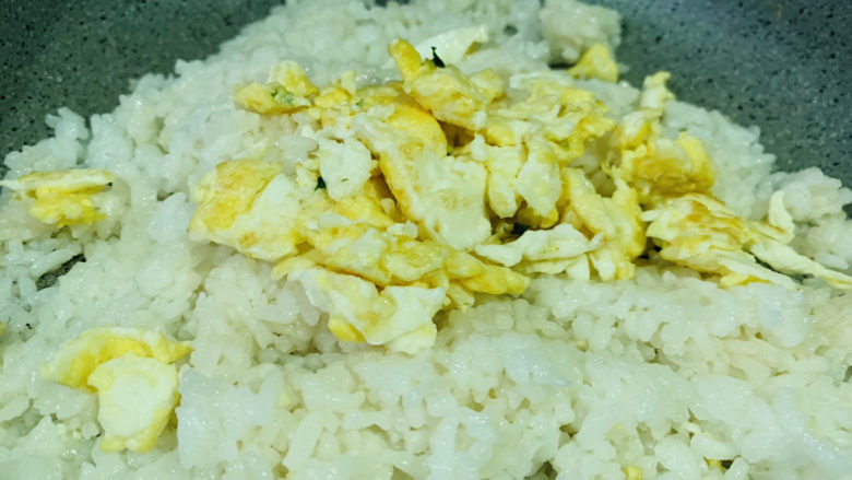 青菜炒饭,加入鸡蛋
