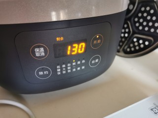 苹果小米粥,大约煮30-60分钟，想绵一点的煮久点。我用电饭煲，直接按煲粥功能。