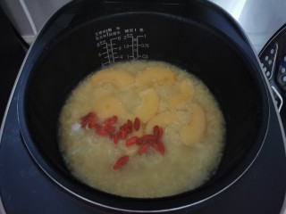苹果小米粥,最后十分钟左右，加入枸杞。
