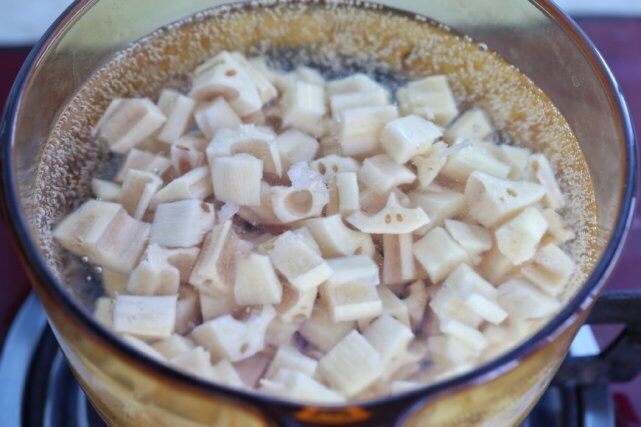 糖醋莲藕,锅中烧开水，放入藕丁焯煮2-3分钟。