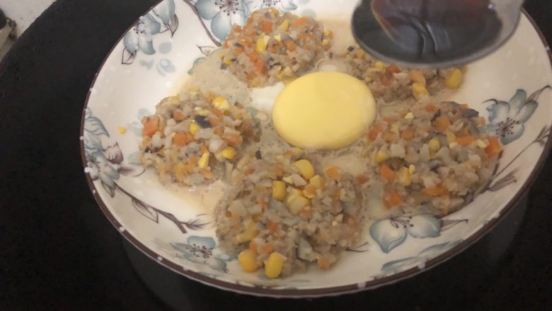 莲藕饼,出锅后中间的蛋黄加入少许生抽和油