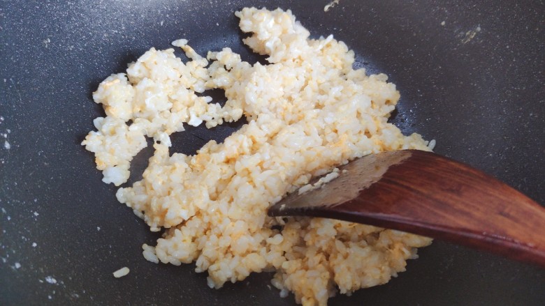 青菜炒饭,然后不停翻炒，翻炒至米饭粒稍稍干燥，不再湿哒哒的