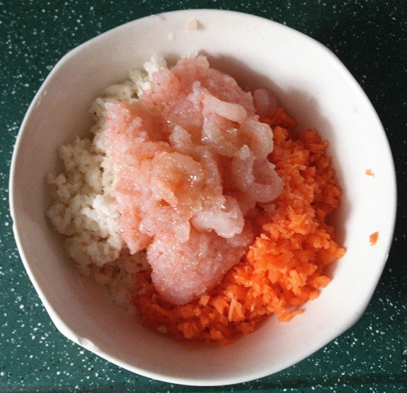 水晶蒸饺,将马蹄碎、胡萝卜碎、虾泥及1/3虾仁，放入碗中