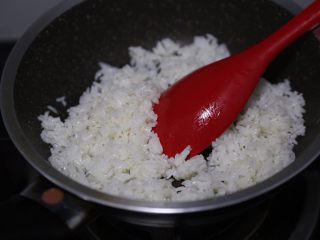青菜炒饭,炒至米饭干身蓬松