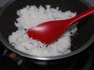 青菜炒饭,锅里放入米饭炒散