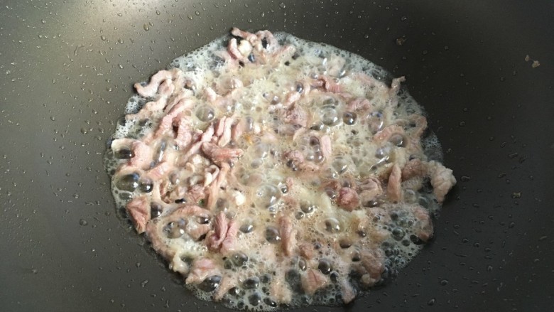 雪菜肉丝面,鸡蛋煎好先盛出来，然后把肉丝放进去炒至微焦