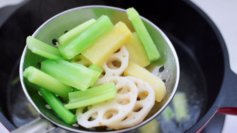 麻辣香锅,把土豆和莴苣，芹菜和藕片先焯水至熟捞出。