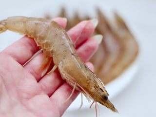 麻辣香锅,把海虾去虾线和虾须。