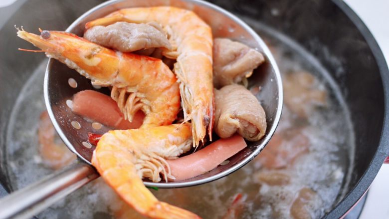麻辣香锅,再把海虾和火腿，熟大肠进行焯水煮熟捞出沥干水分。
