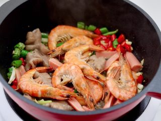 麻辣香锅,这个时候加入海虾和熟大肠，火腿条。