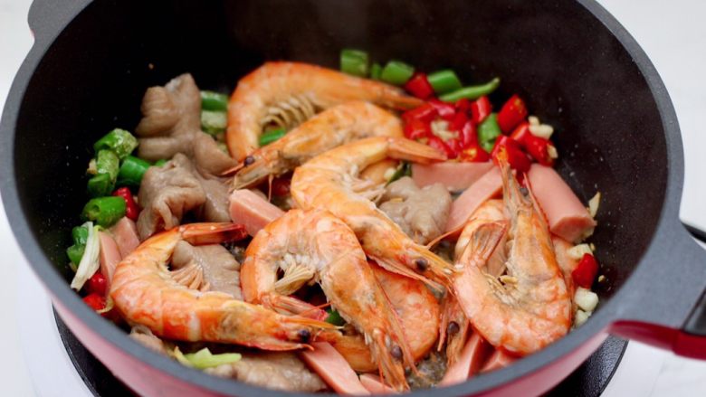麻辣香锅,这个时候加入海虾和熟大肠，火腿条。