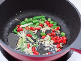 麻辣香锅,油锅烧热先爆香葱姜蒜末，青红尖椒。