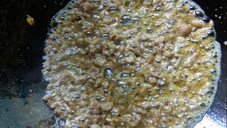 酸豆角炒肉末,牛肉粒滑油后盛出。