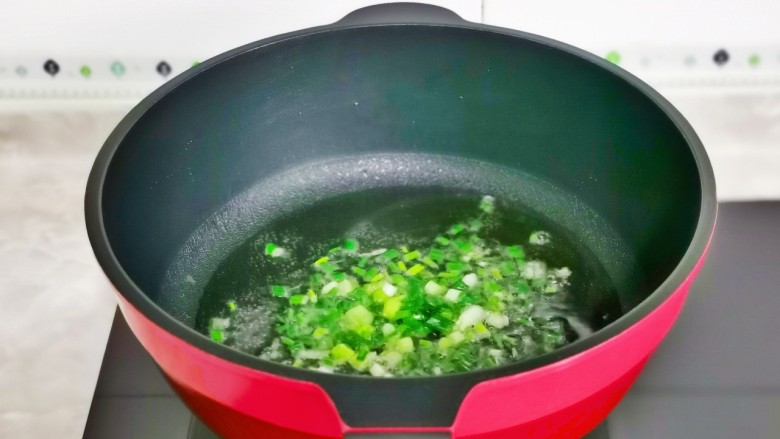 青菜炒饭,起油锅加入葱花炒香。