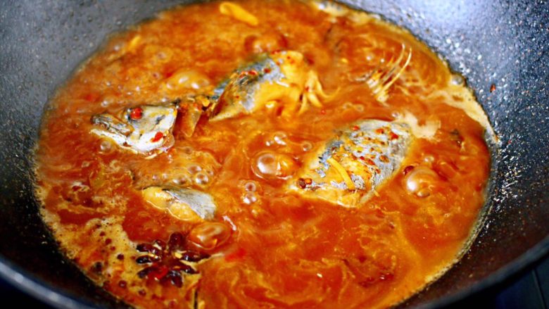  鲅鱼焖八爪蛸,大火煮沸后转中火继续炖煮15分钟。