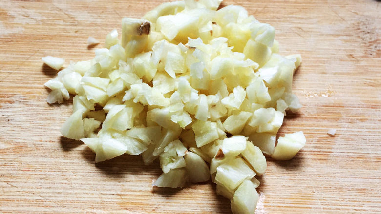 蒜泥木耳菜,蒜瓣儿用刀压碎，再切成小碎丁。