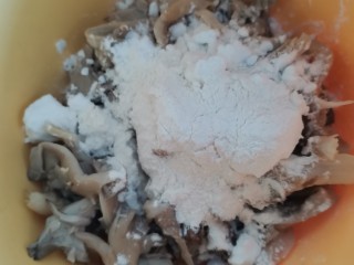 干炸平菇,加淀粉搅拌均匀