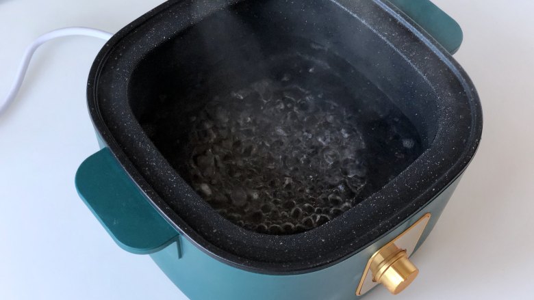红枣糯米“心太软”，枣香浓郁，甜甜糯糯,在蒸煮锅里加入适量清水，开大火煮开。