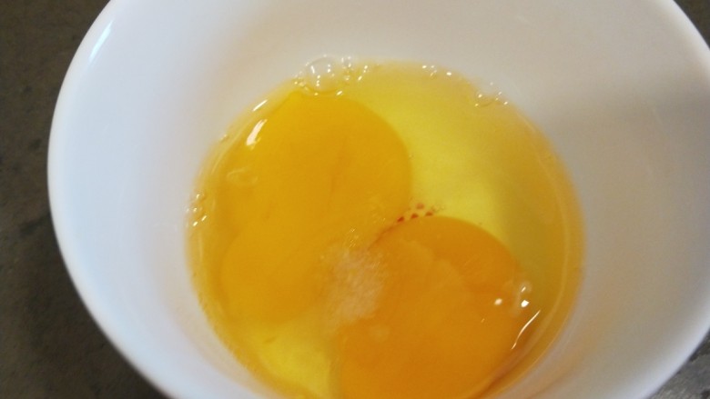 西兰花炒鸡蛋,鸡蛋打入碗中加入少许盐搅拌均匀。