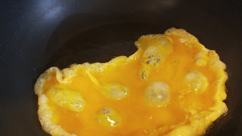 西兰花炒鸡蛋,倒入鸡蛋液炒成块倒入碗中。