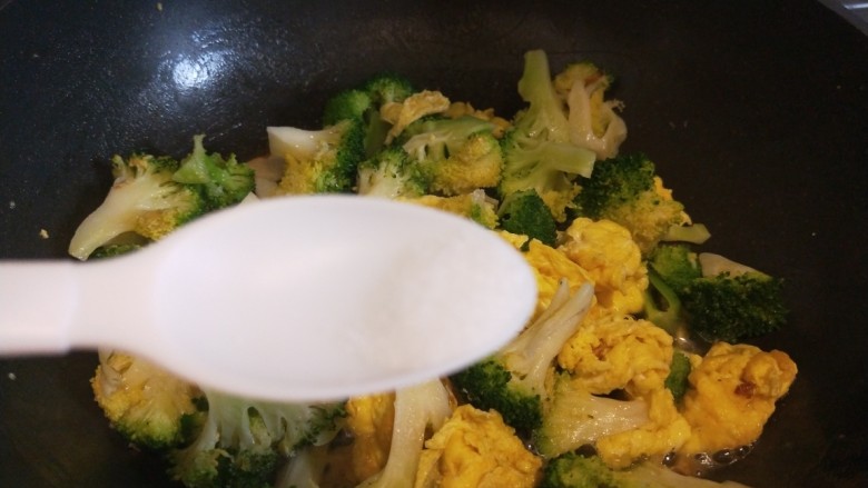 西兰花炒鸡蛋,加入适量盐。